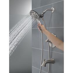 メル　2/4 144827-CZ-I_MODEL_WATER_01_WEB