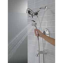 メル　2/4 144827-CZ-I_MODEL_WATER_01_WEB