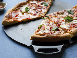 Lodge 15 Pizza Pan w/ Silicone Grip – Atlanta Grill Company