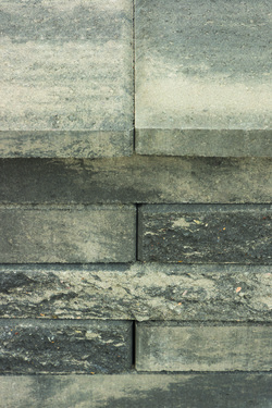 4 x 20 Quarry Gray Kendall Splitface Corner Freestanding Wall