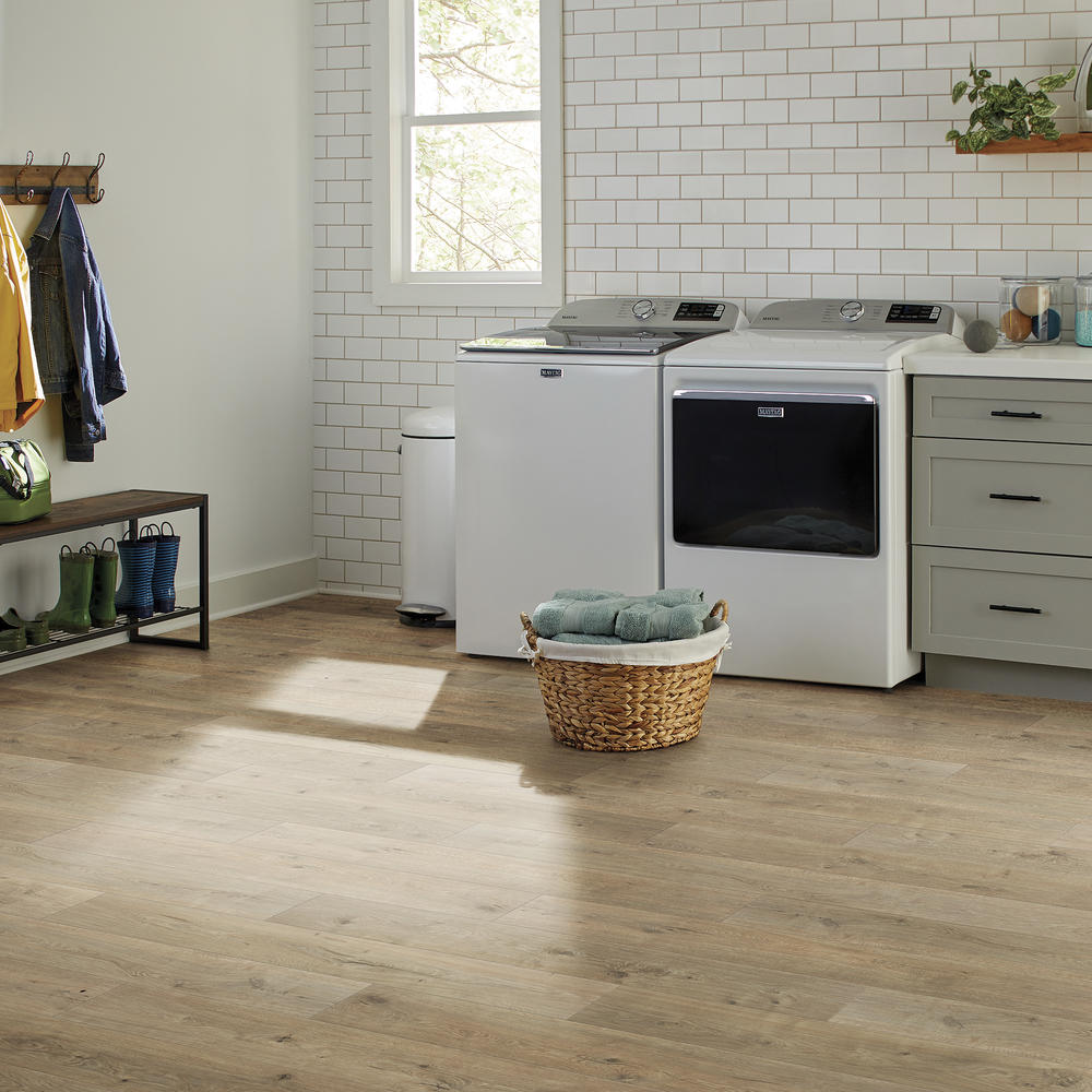 Mohawk® SplashArmor Selections 8 Meadow Lane Oak 7-1/2