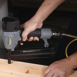 専用 メナード Performax® Pneumatic 18-Gauge Brad Nailer/Stapler at Menards®